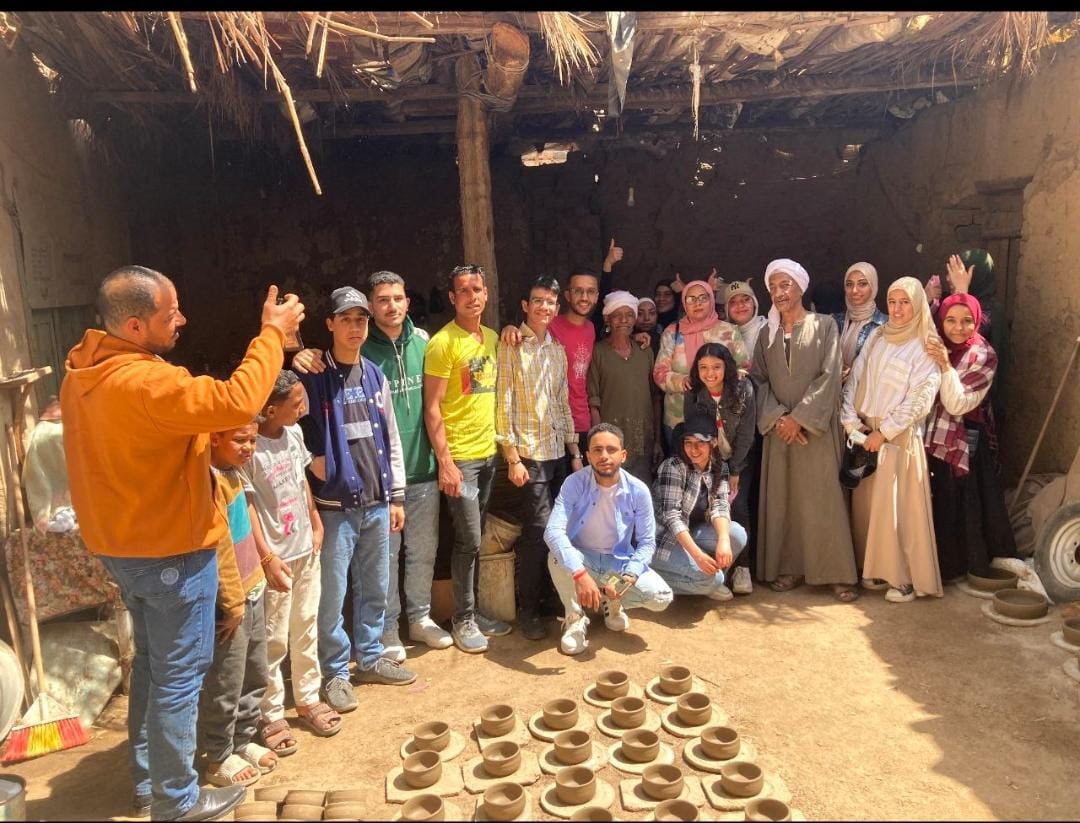 كلية الآثار بجامعة سوهاج تنظم زيارة ميدانية للطلاب لمصنع الفخار