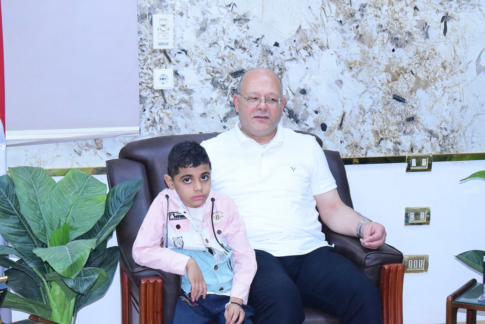 مستشفيات سوهاج الجامعية تستجيب لاستغاثة أسرة الطفل يوسف والذي يعاني من ضمور العضلات