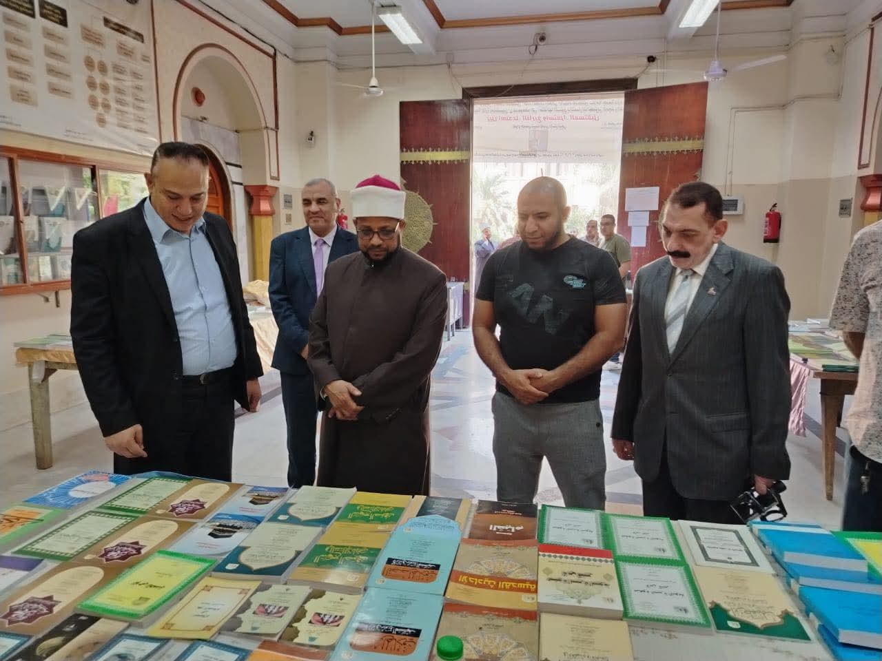 الأمين العام لمجمع البحوث الإسلامية يزور معرض المجلس الأعلى للشئون الإسلامية بكلية اللغة العربية