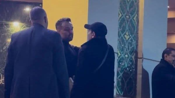 في نفس المسجد.. محمد فؤاد وشقيقي ياسمين عبد العزيز يتبادلان التعازي