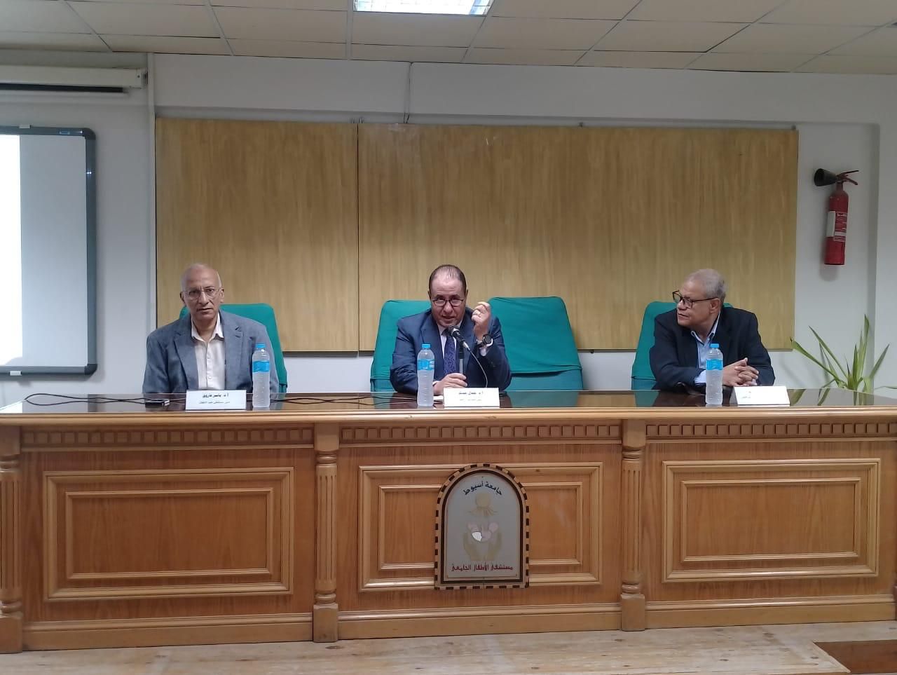 التحديات في علاج قصر القامة عند الأطفال في يوم علمي بمستشفى الأطفال بجامعة أسيوط  