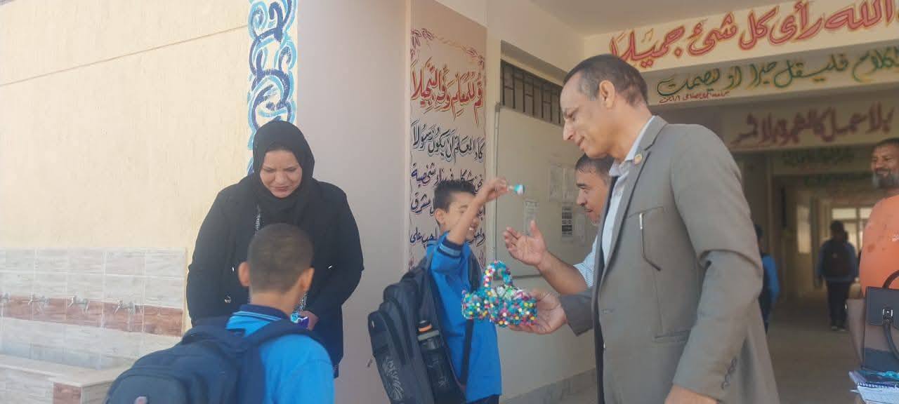 نائب رئيس مدينة الطور ومدير الإدارة يتفقدان المدارس مع انطلاق العام الدراسي