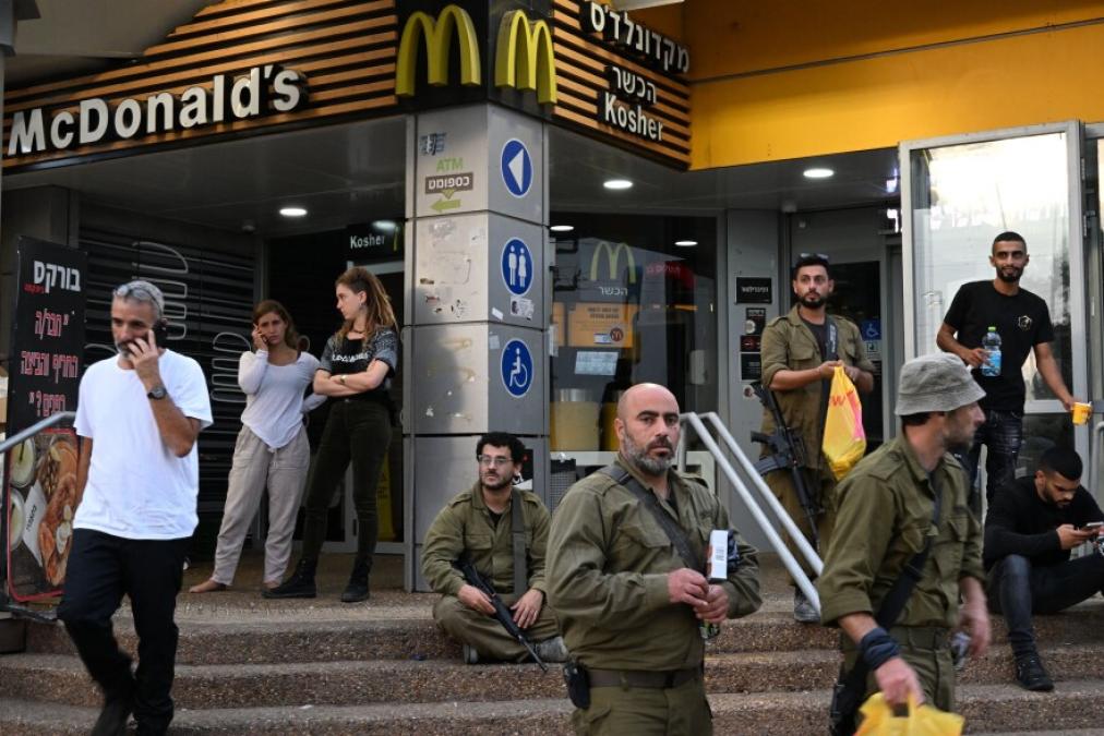 هآرتس: المطاعم الإسرائيلية تواجه المقاطعة والعنف في العالم منذ اندلاع الحرب في غزة