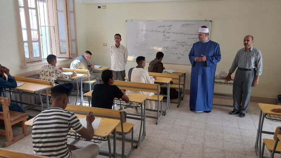 في هدوء.. طلاب 