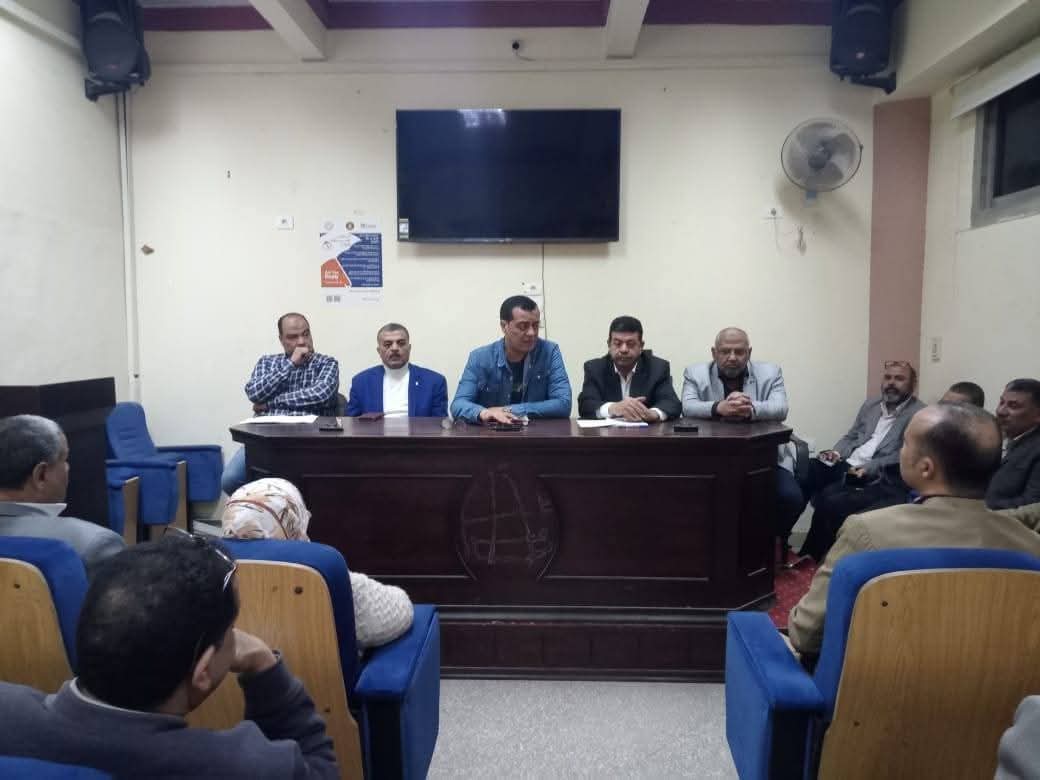 مدير تعليم سوهاج يعقد اجتماعًا موسعًا لمناقشة الاستعدادات لامتحانات نهاية العام