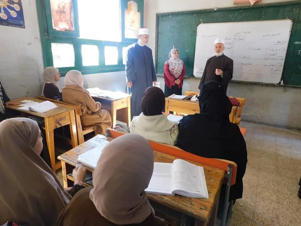 رئيس المنطقة الأزهرية يتفقد سير العملية التعليمية بمجمع معاهد علي بن أبي طالب النموذجي 