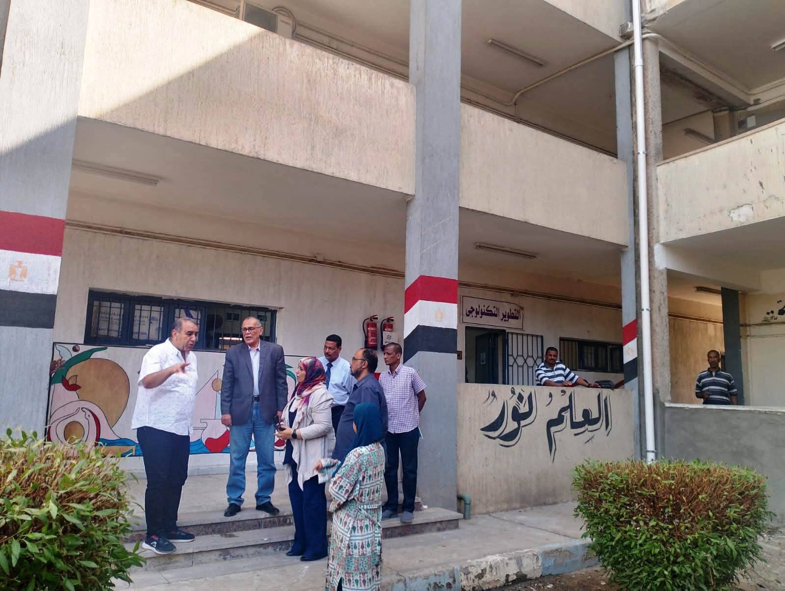 عبد الشافى يتفقد مدرستى أسوان الثانوية بنات وإدفو الثانوية بنين 