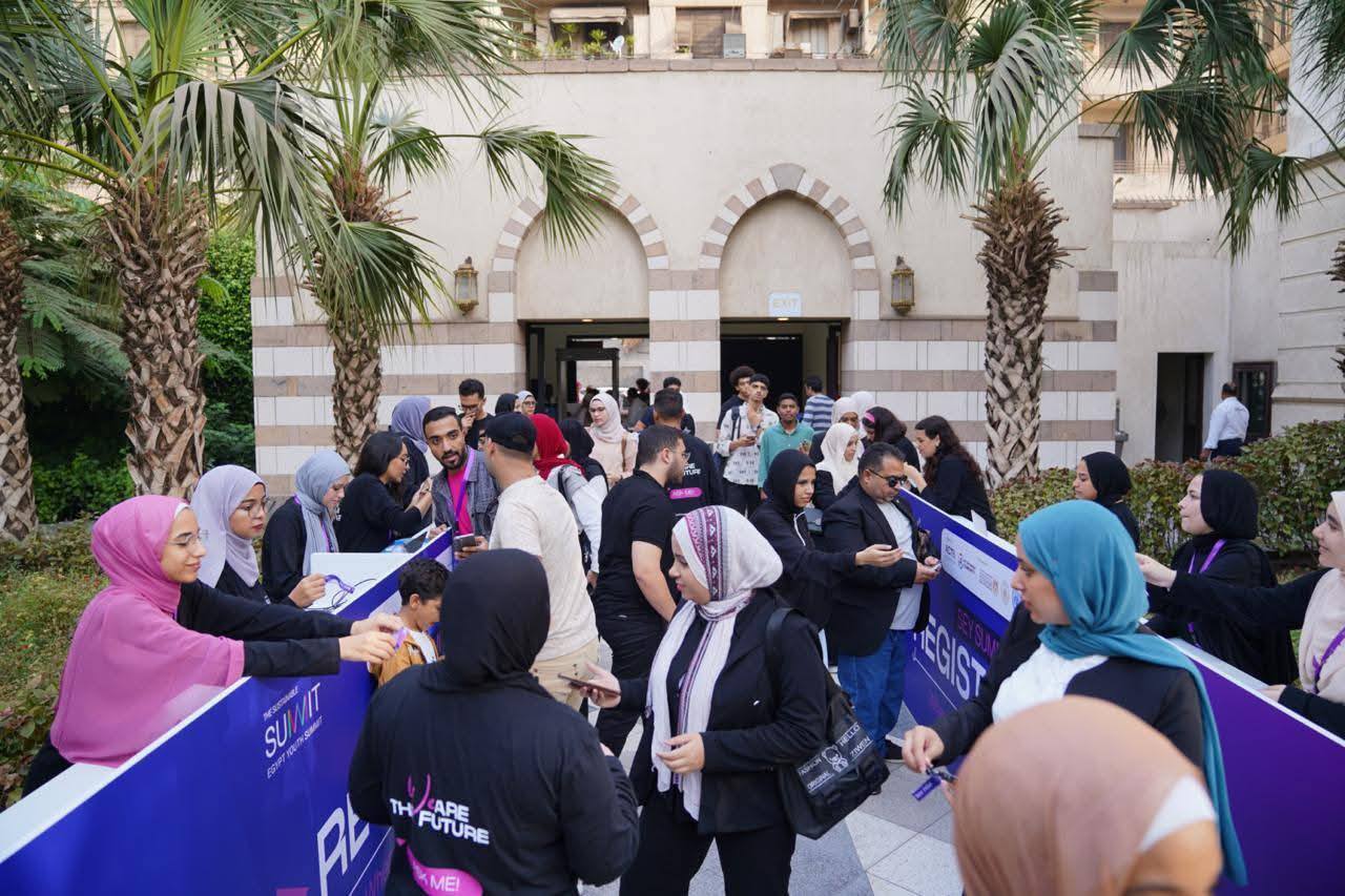 إنطلاق ورش العمل وجلسات الحوار بقمة مصر المستدامة للشباب 2025 بالجامعة الأمريكية بالقاهرة 