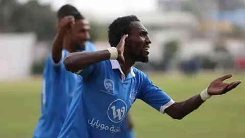 إستشهاد لاعب منتخب فلسطين سليمان العبيد أثناء انتظاره المساعدات فى غزة