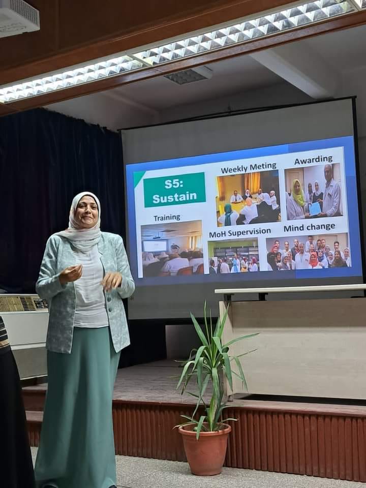 مستشفيات جامعة أسيوط تناقش مشكلات العمل وكيفية تطوير أداء مشرفات التمريض