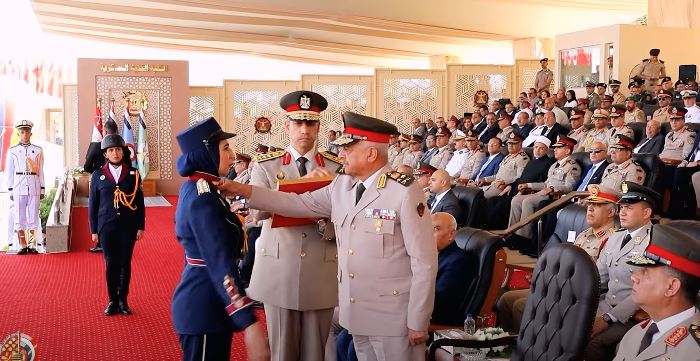 وزير الدفاع يشهد حفل تخرج دفعات جديدة من الكليات العسكرية