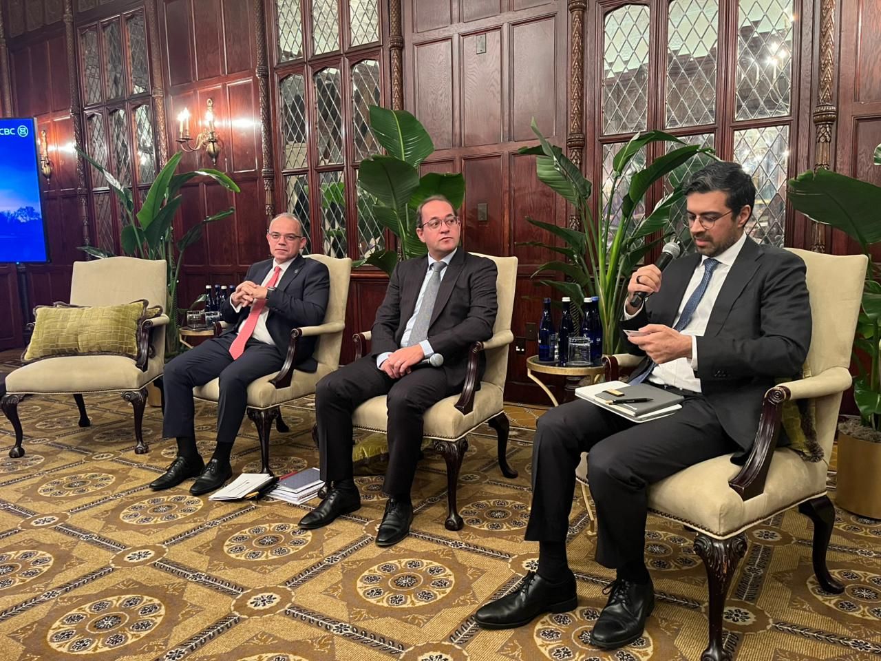 رئيس هيئة الرقابة المالية يستعرض جهود تطوير القطاع المالي غير المصرفي خلال لقاءات مع ممثلي ببنكي ستاندرد تشارترد وسيتي بنك