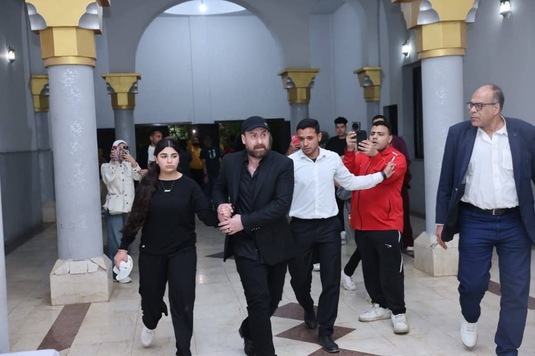 نضال الشافعي وابنته لحظة وصولهما عزاء زوجته هند على بالشيخ زايد 