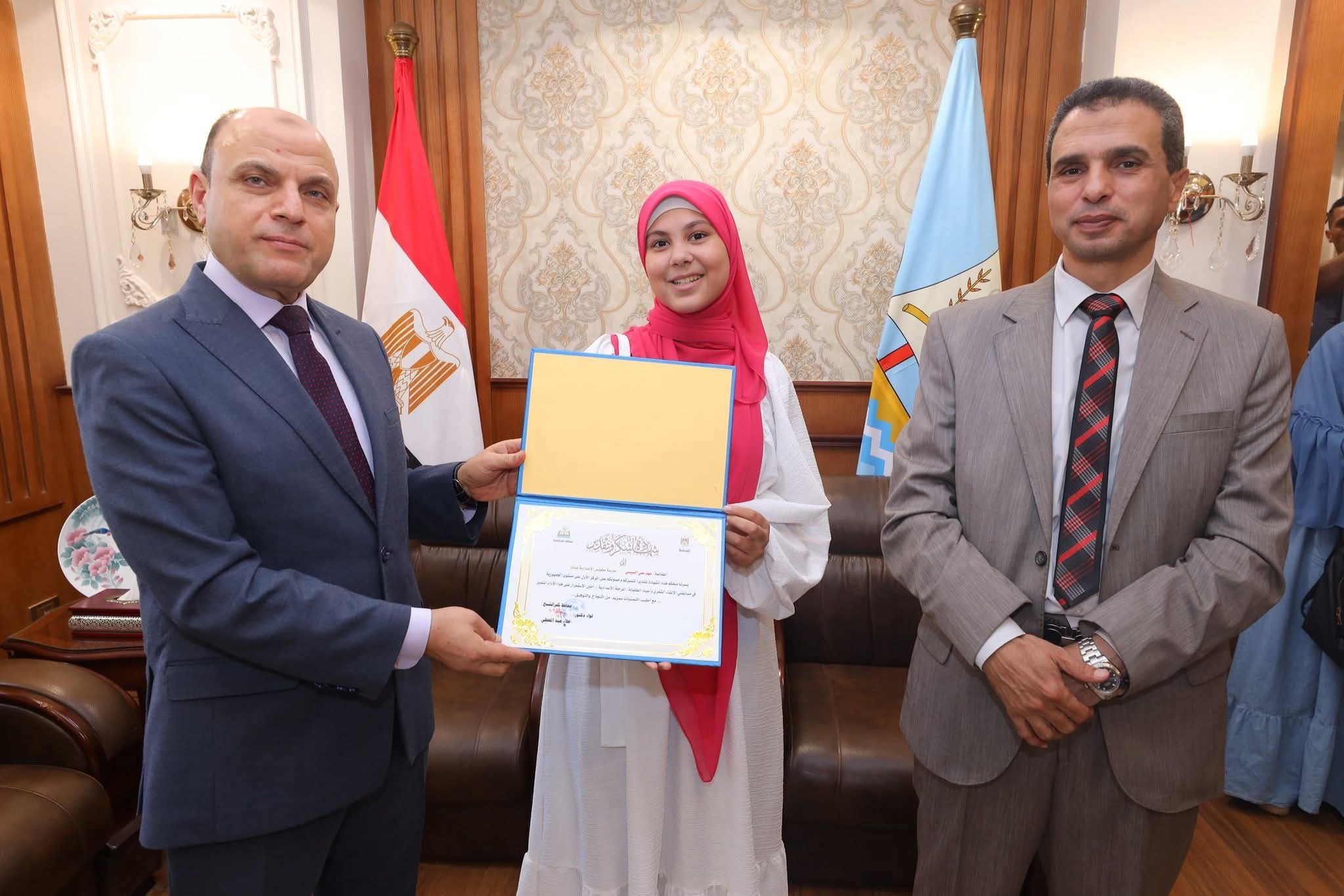 محافظ كفر الشيخ يكرم ابناء المحافظه الفائزين بالمركز الاول على مستوى الجمهوريه