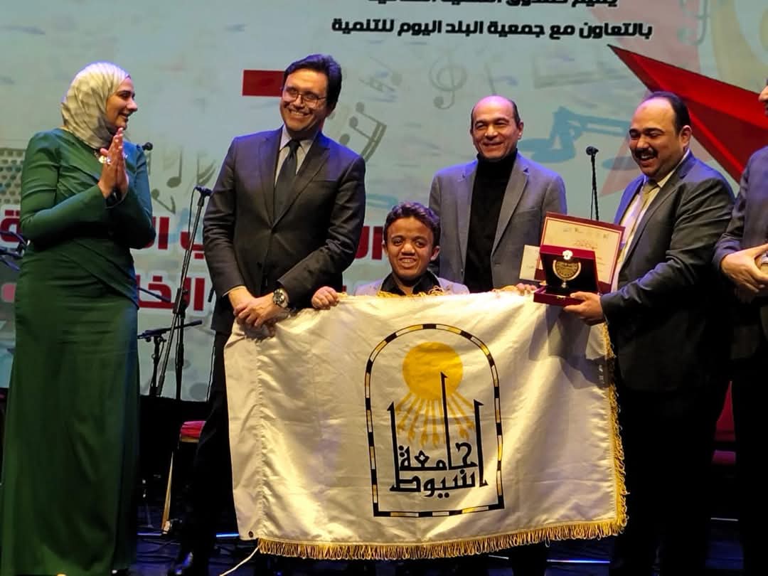 الدكتور المنشاوي يهنئ طلاب جامعة أسيوط من ذوي الهمم لحصدهم (٤) جوائز في الموسم السابع لمسابقة المواهب الذهبية لذوي القدرات الخاصة 