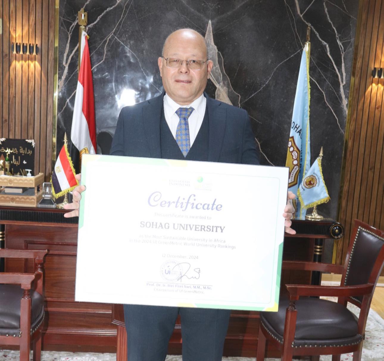 رئيس جامعة سوهاج يتسلم شهادة المركز الاول مصرياً وأفريقياً فى التصنيف الدولى للجامعات المستدامة 