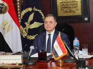 وزير الداخلية يهنئ حسن شحاتة وعمال مصر بعيدهم