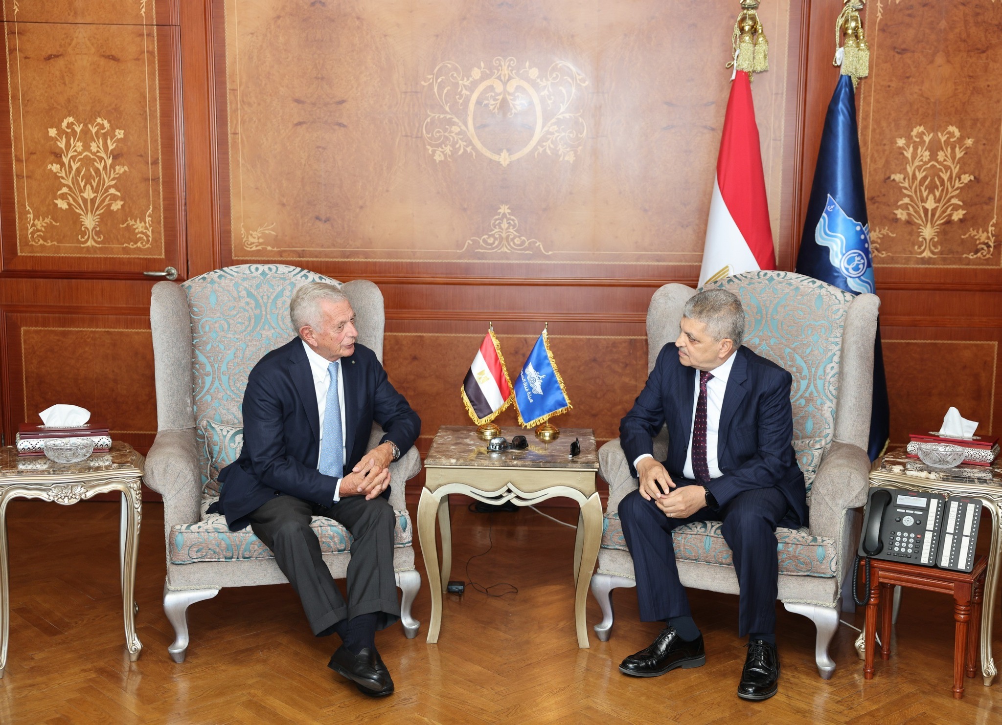 الفريق أسامة ربيع يشهد توقيع عقد بين مصنع مصر لبناء القاطرات ومجموعة NERI الإيطالية لبيع قاطرتين بقوة شد 90 طن