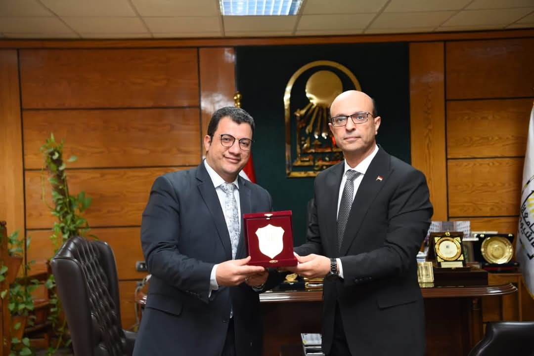 الدكتور المنشاوي يكرّم المستشار القانوني السابق لجامعة أسيوط تقديرًا لجهوده المخلصة