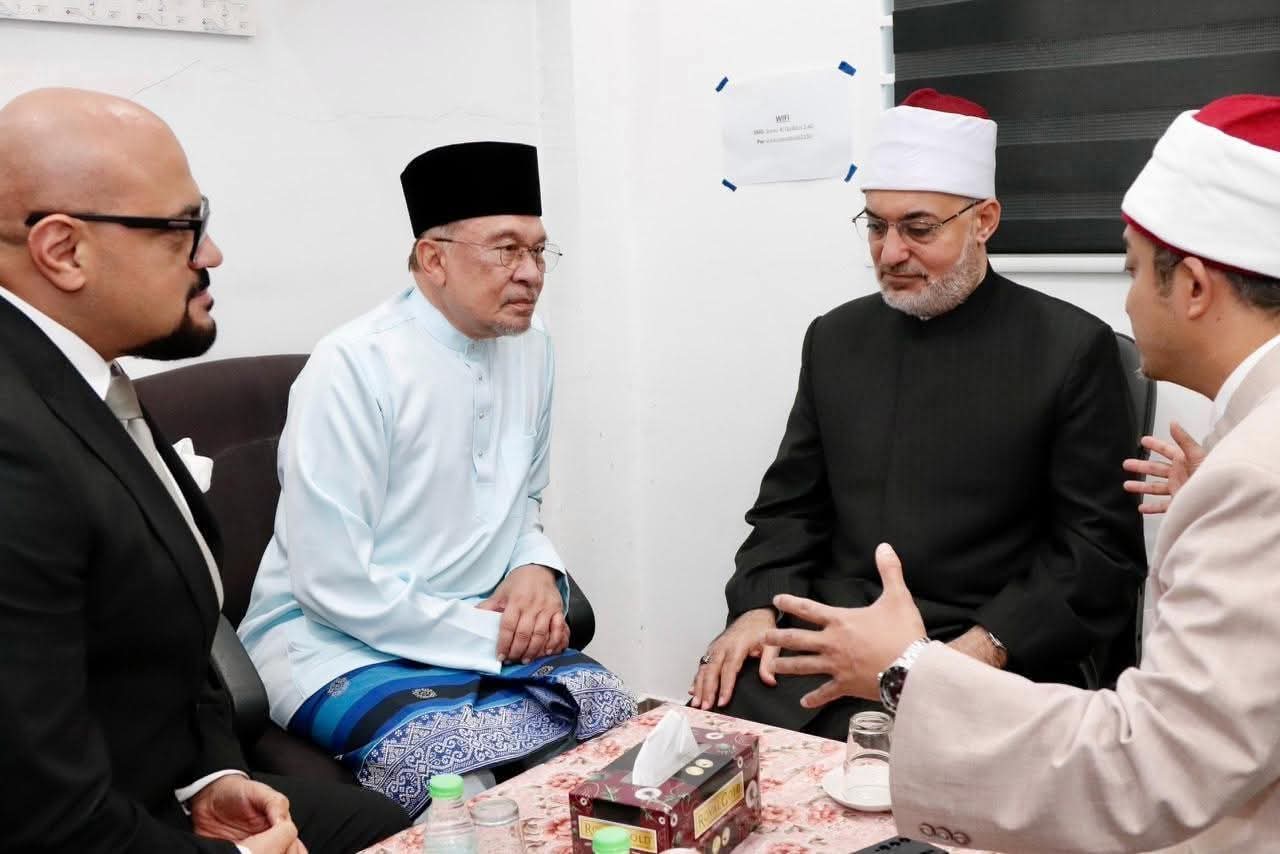 رئيس الوزراء الماليزي يلتقي مفتي الجمهورية في كوالالمبور.. ويشيد بدور مصر وقيادتها في نصرة قضايا الأمة