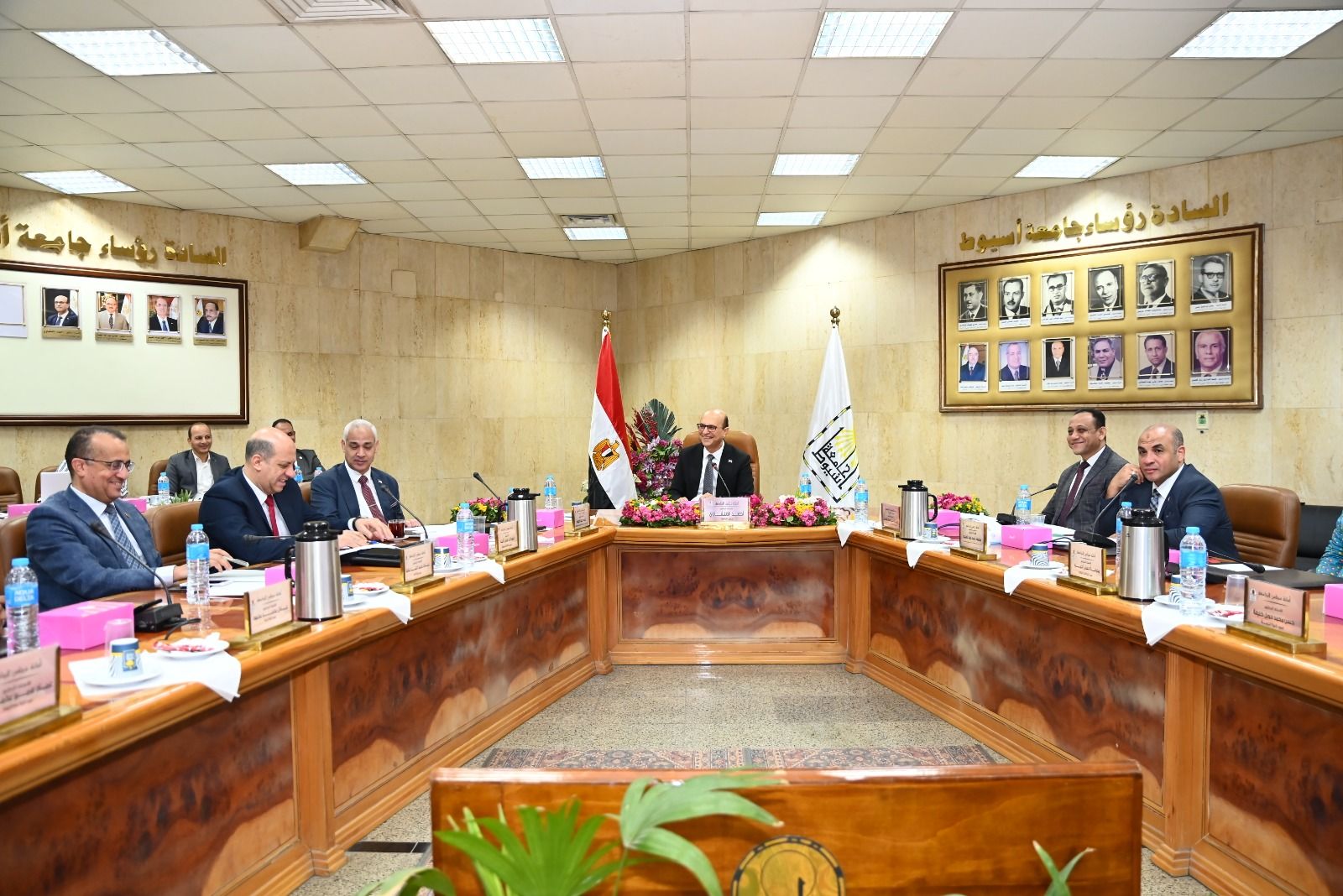 مجلس جامعة أسيوط برئاسة الدكتور المنشاوي يثمّن النجاحات الوطنية والدولية