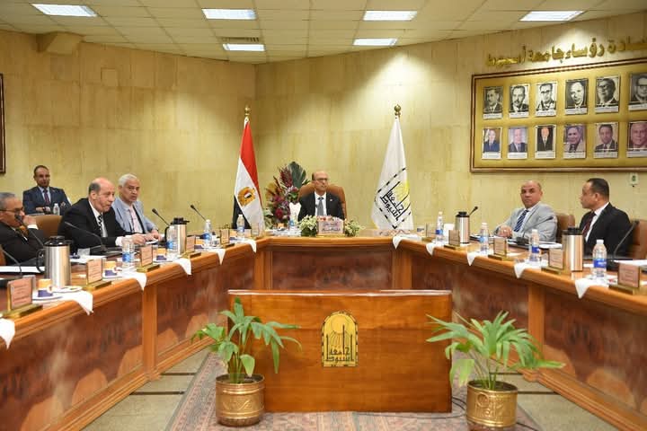 مجلس جامعة أسيوط برئاسة د. المنشاوي يقرر تنفيذ خطة عاجلة بالكليات والمعاهد لتعيين المعيدين وفقًا للنموذج المُعتمد من التنظيم والإدارة