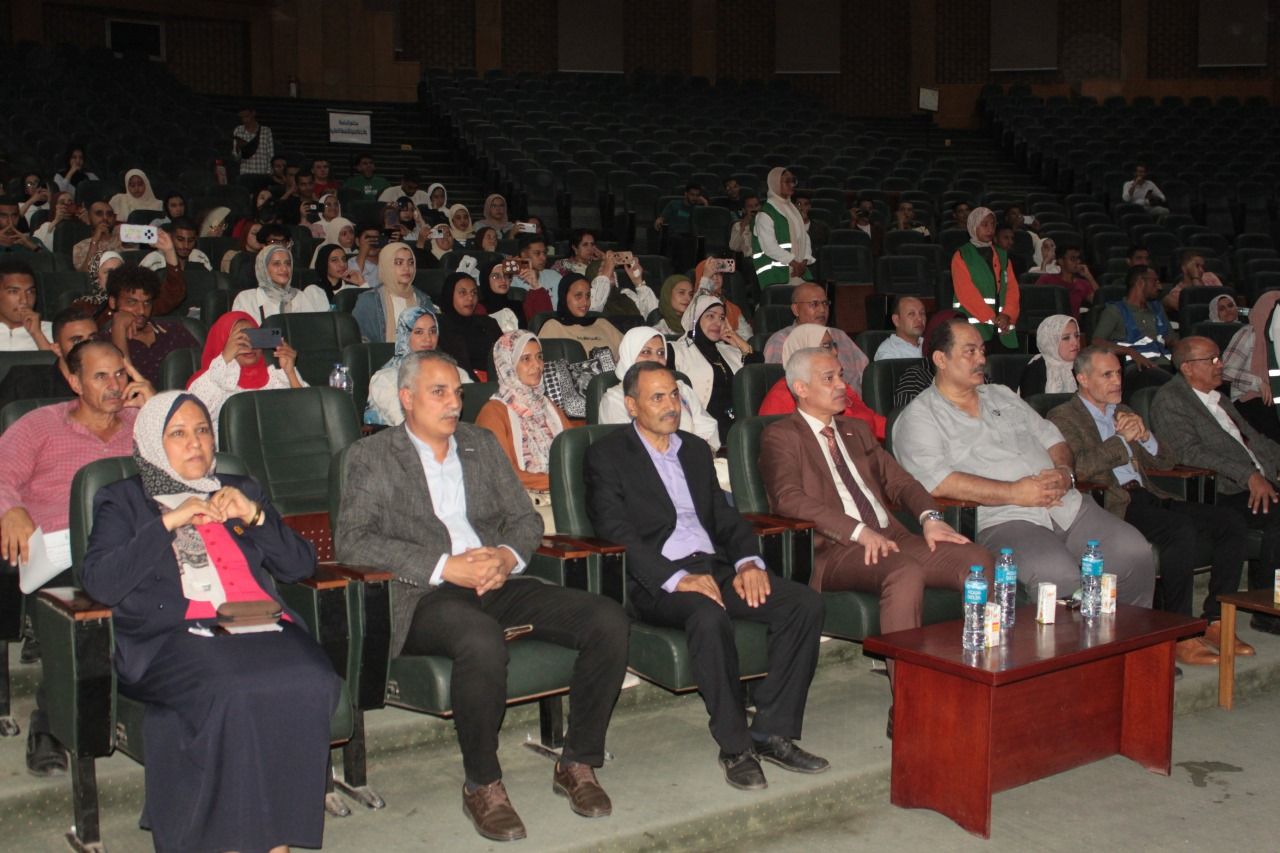 جامعة أسيوط تستضيف العرض المسرحي 