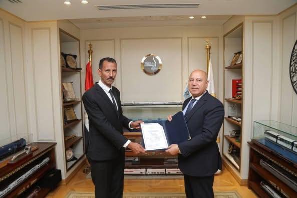 وزير النقل يكرم سائقًا عثر على حقيبة بها أكثر من مليون جنيه وسلمها لمباحث النقل