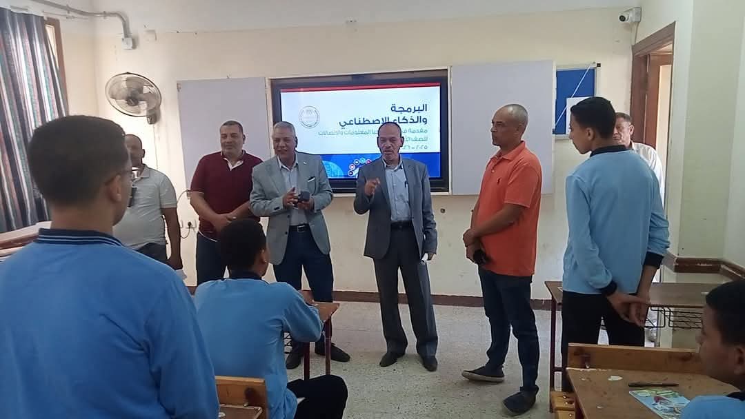 مدير الإدارة التعليمية بطهطا يستكمل جولات البكالوريا بمدرسة محمد عبد الجوادالثانوية ببنجا     