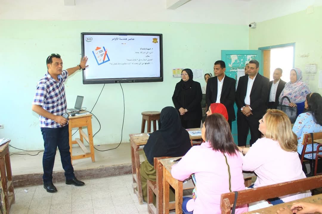 مدير تعليم سوهاج يتابع فعاليات تدريب المعلمين على إنشاء محتوى رقمي باستخدام الذكاء الاصطناعي 