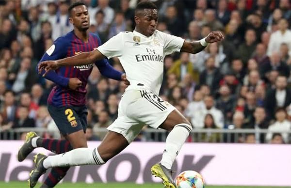 عاصفة داخل ريال مدريد.. فينيسيوس يهدد بالرحيل وتشابي يصمد