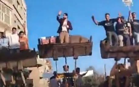 مسيرة باللودرات لدعم مرشح بإنتخابات النواب تثير الجدل