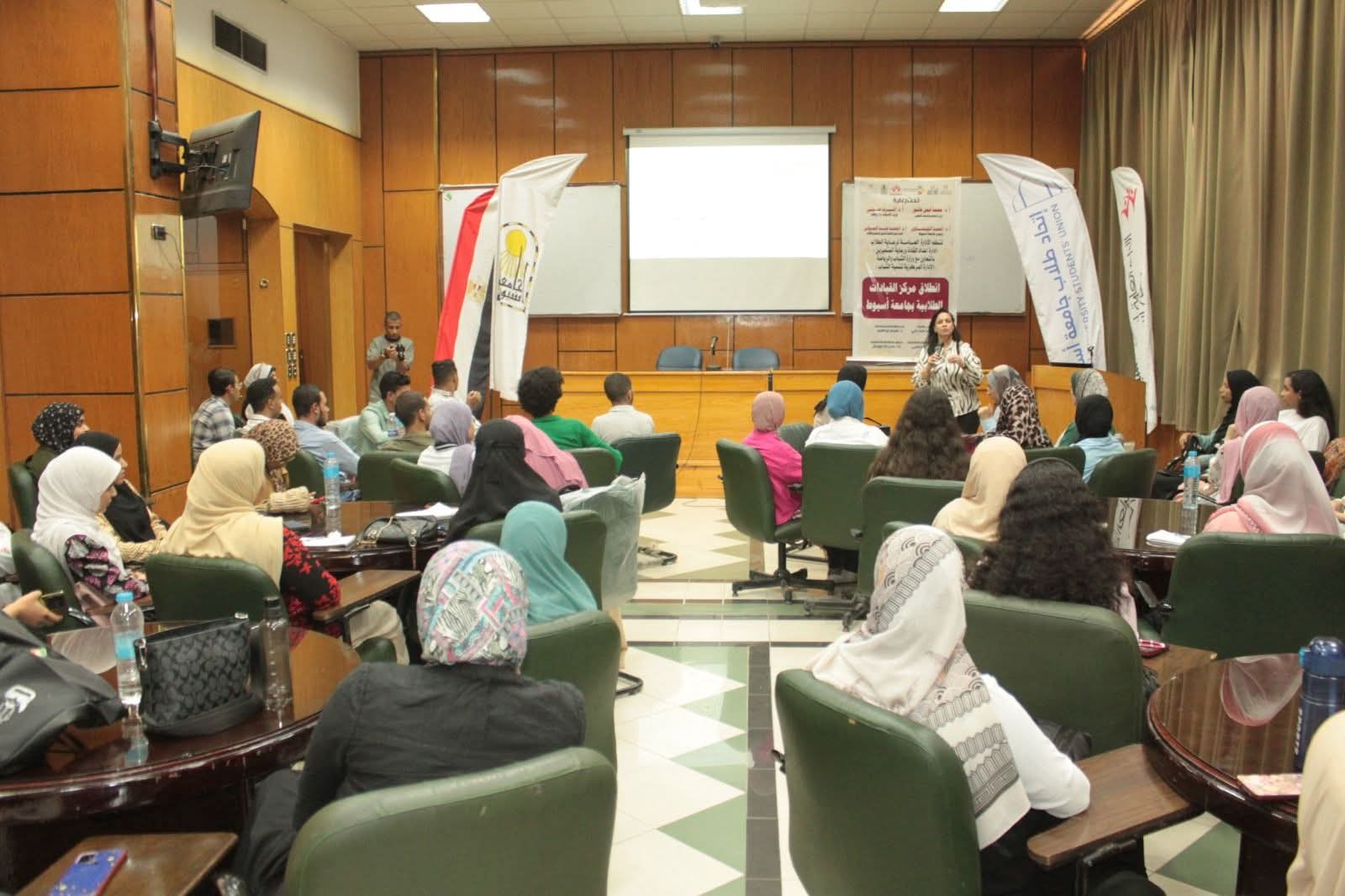 جامعة أسيوط تواصل فعاليات معسكر إعداد الكوادر الطلابية بمحاضرات عن ريادة الأعمال والذكاء الاصطناعي وصحة الشباب