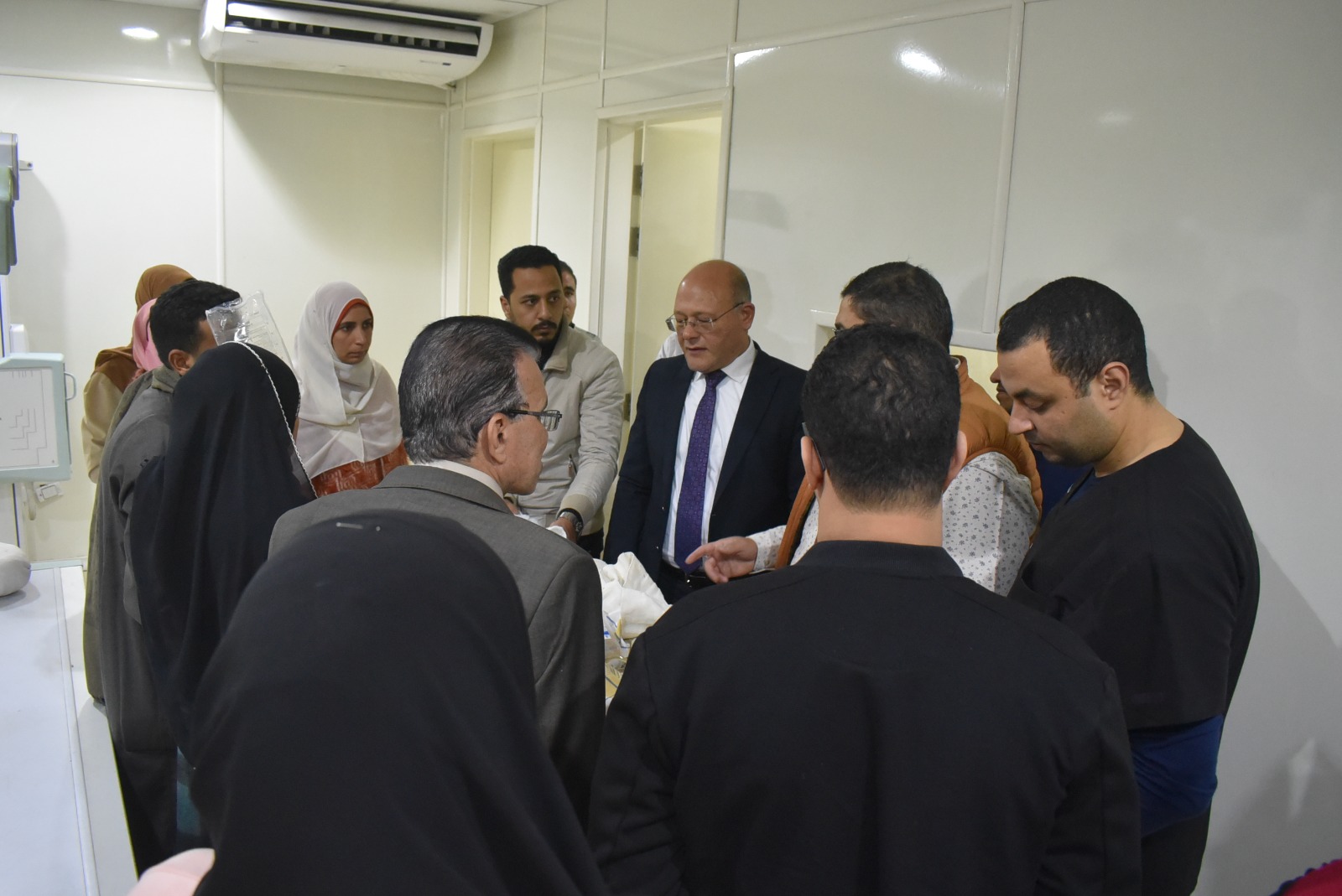 رئيس جامعة سوهاج في زيارة لمستشفي الطوارئ ليطمئن بنفسه علي حالة طالبة سقطت من الطابق الثالث بالمدينة الجامعية