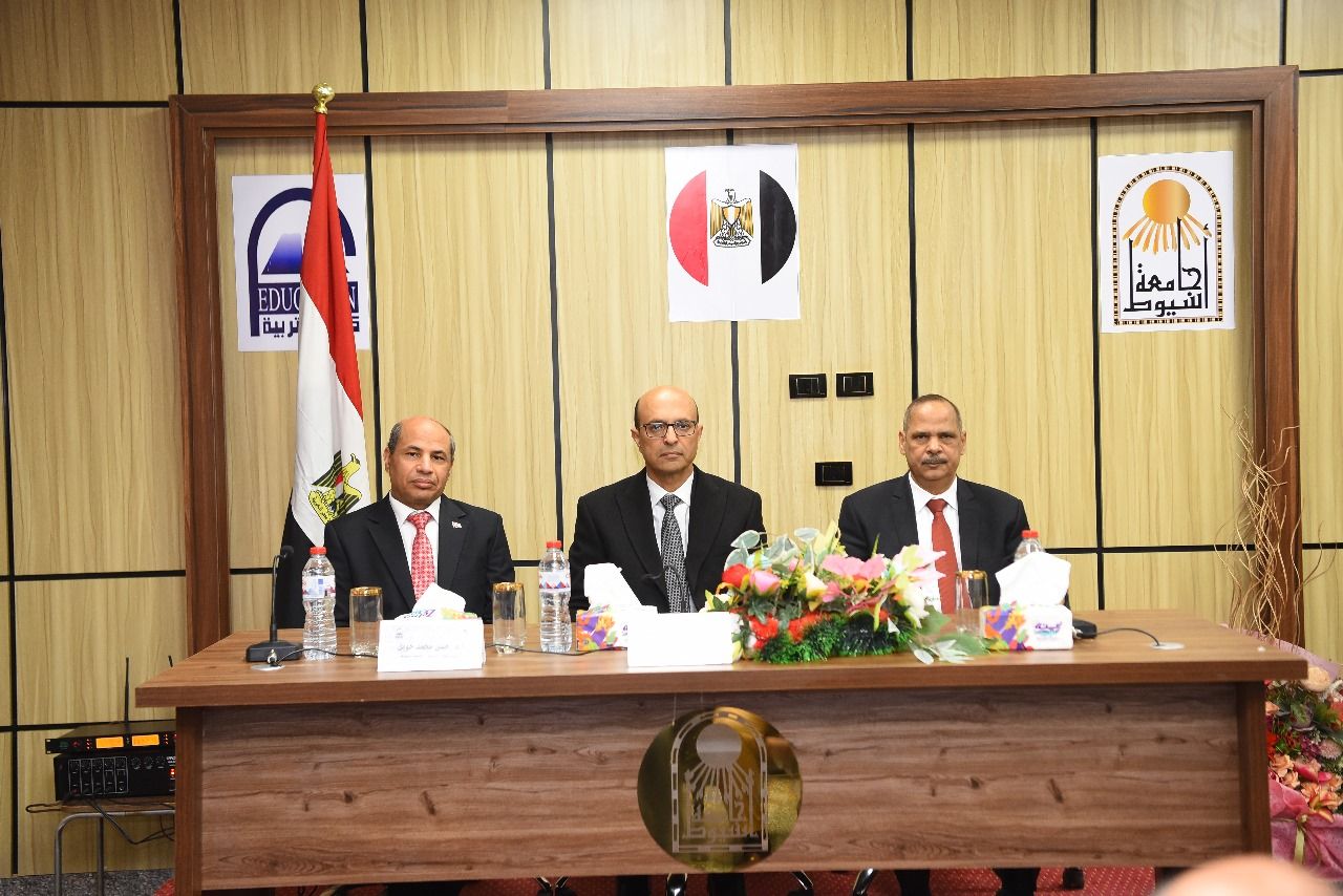 المنشاوي يفتتح قاعة المؤتمرات والمناقشات الجديدة بكلية التربية بجامعة أسيوط لتعزيز الأنشطة الأكاديمية والبحثية