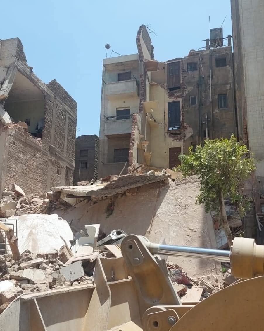 إنتشال ولد وبنت من تحت عقار شبرا مصر المنهار بمحافظة القاهرة 