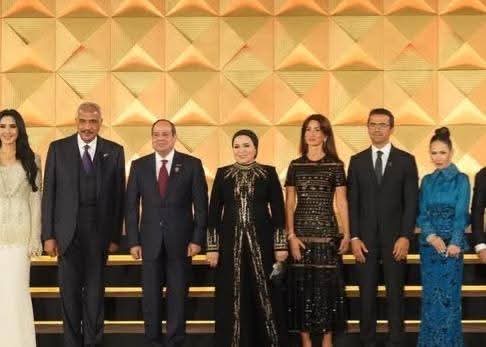 أناقة وبساطة وجمال ٠٠ إطلالة السيدة إنتصار السيسي في افتتاح المتحف المصري الكبير