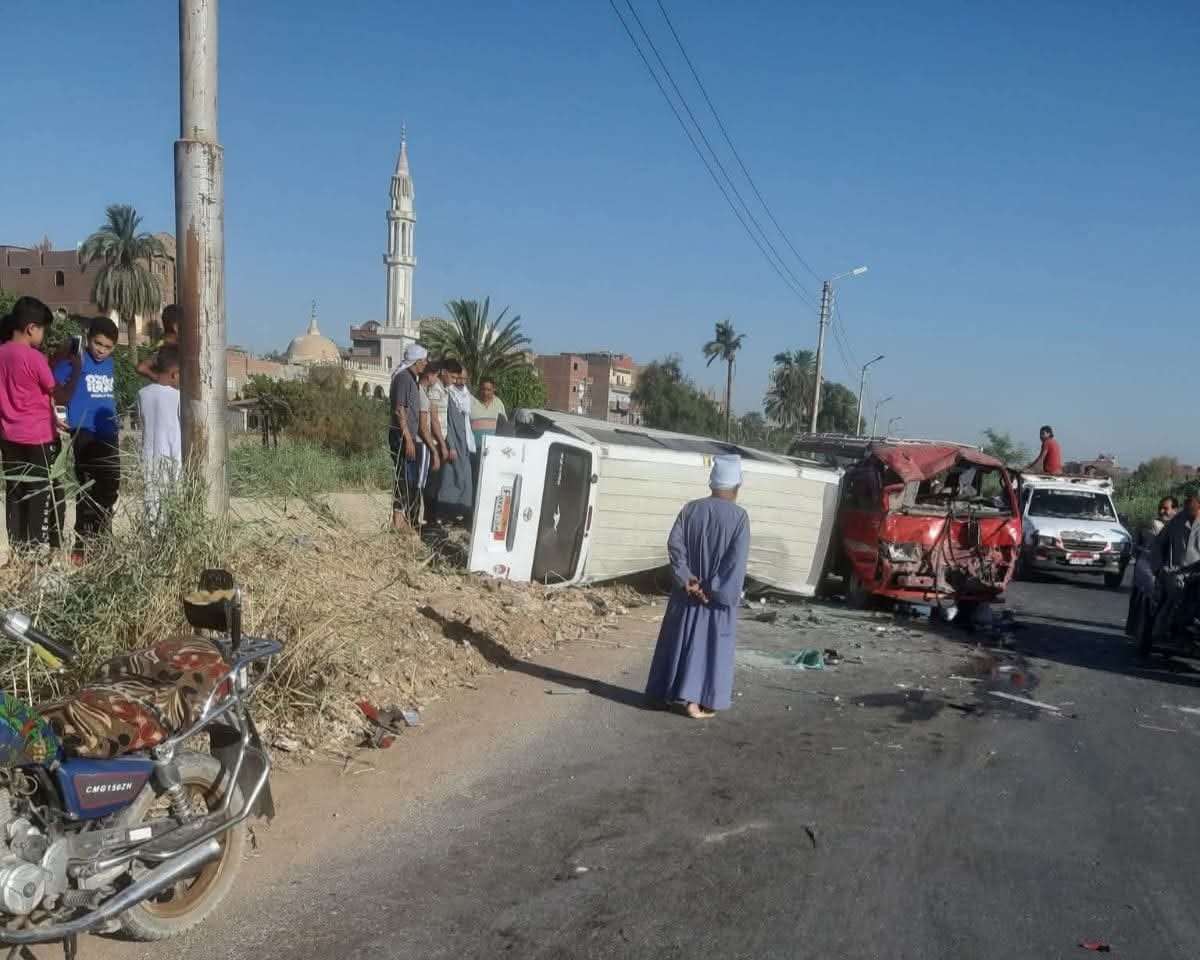 أسماء المصابين في حادث تصادم مروع بين سيارتين ميكروباص ومحافظ سوهاج يتفقد المصابين 