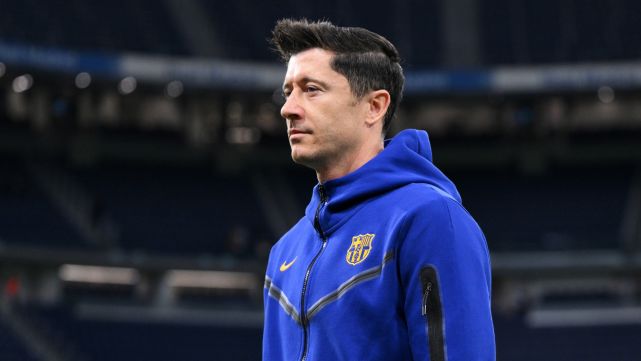 برشلونة يعلن إصابة مهاجمه البولندي بتمزق عضلى ومدة غيابه