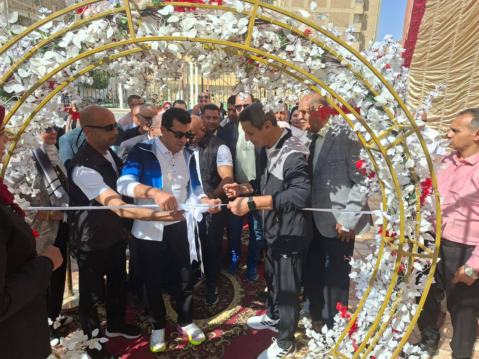 وزير الرياضة ومحافظ السويس يفتتحان ملعبًا خماسيًا بمركز شباب أبناء السويس