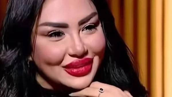 نقد لاذع يطال الفنانة إيمان أيوب  :  شبه زكيه زكريا 