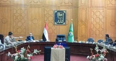 نائب محافظ الإسماعيلية يؤكد الالتزام بالتوقيتات المحددة لإنجاز مشروعات الطرق
