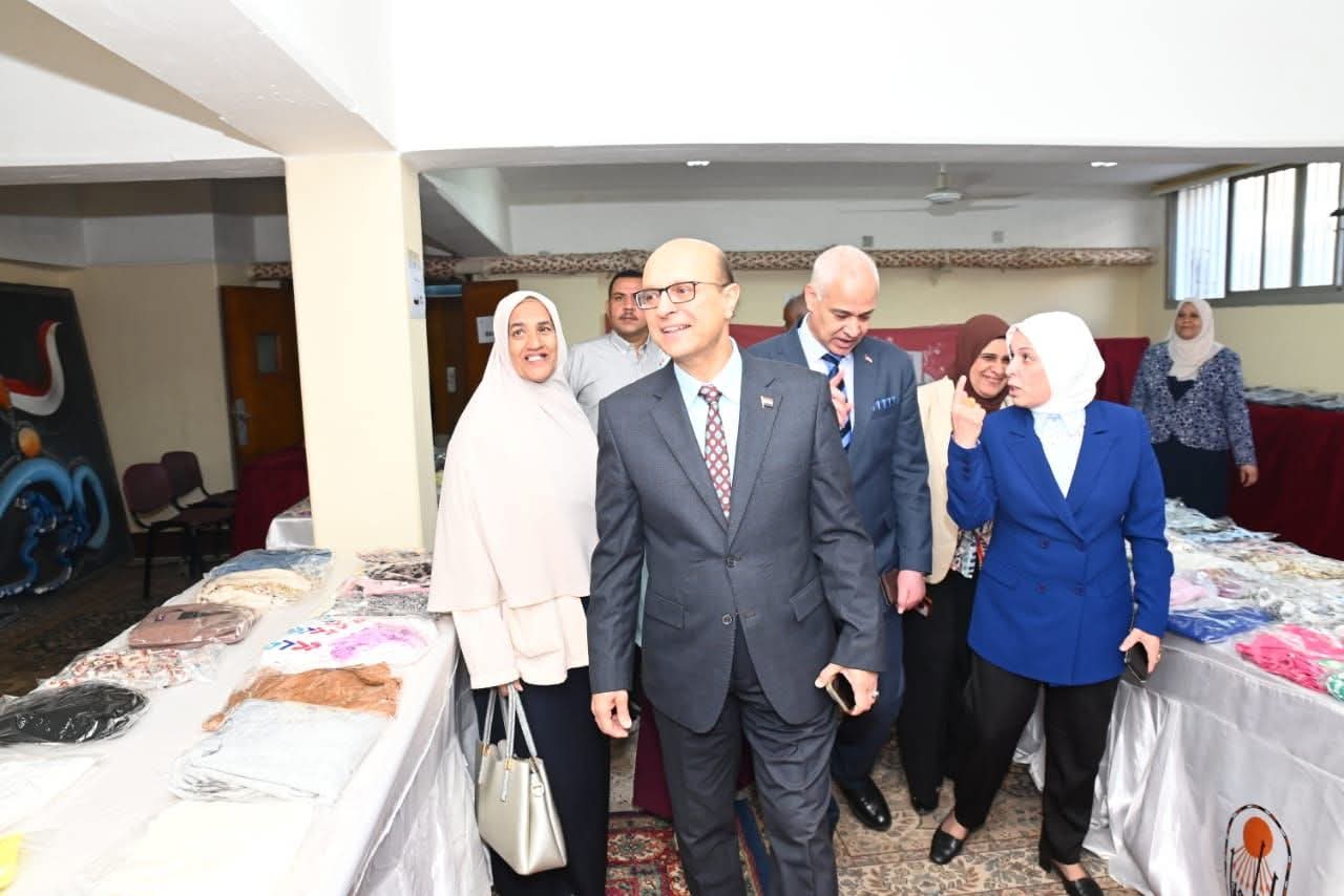 الدكتور المنشاوي يفتتح المعرض الخيري السادس والعشرين للملابس بكلية التمريض جامعة أسيوط