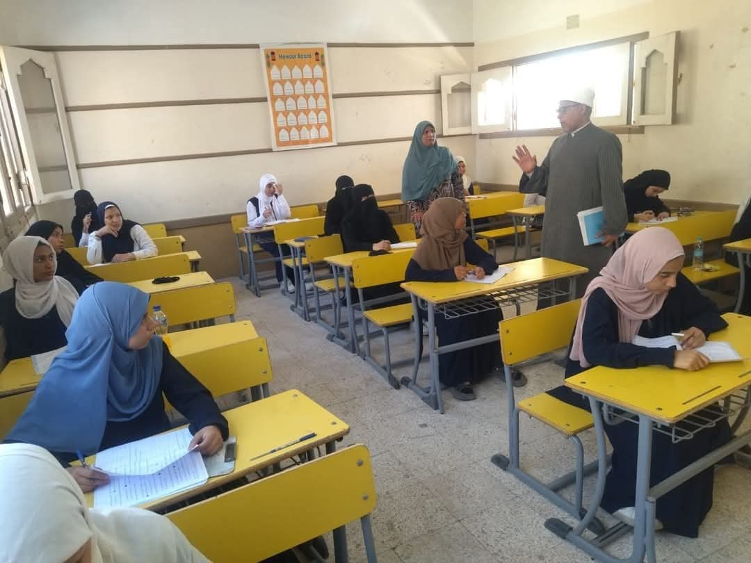 دسوقي يتفقد لجان الامتحانات لمتابعة سير العملية الامتحانية بمادة التاريخ لطلاب الأدبي