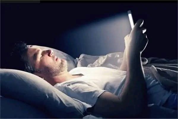 أخطار مسك التليفون في الليل أثناء النوم