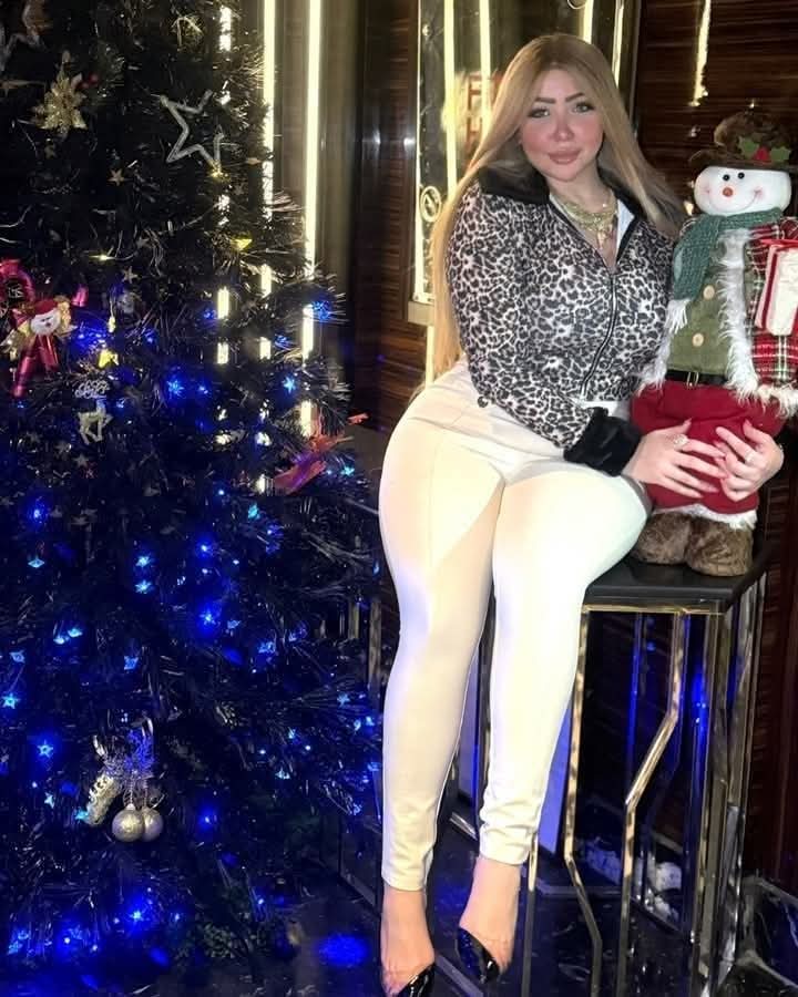 الفنانة الاستعراضية بوسي تحتفل بالكريسماس