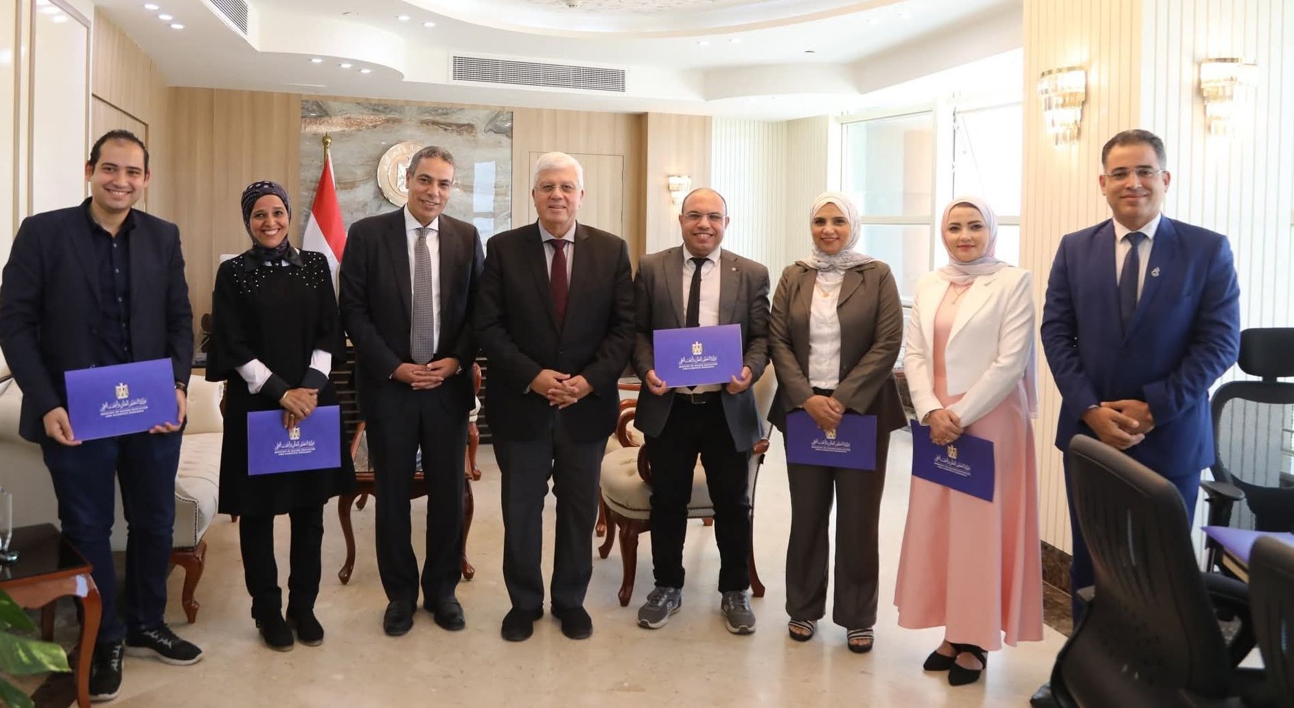وزير التعليم العالى يكرم الفريق الإعلامى بالوزارة تقديرًا لإسهاماته في تطوير منظومة  الإعلام الرقمى والتفاعل مع الجمهور
