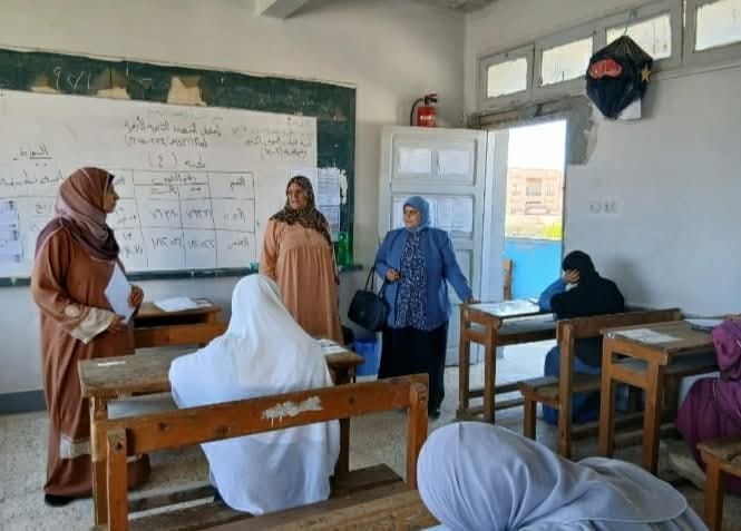 الوكيل الثقافي لمنطقة السويس الأزهرية تتفقد سير امتحانات الشهادة الثانوية في أسبوعها الأخير
