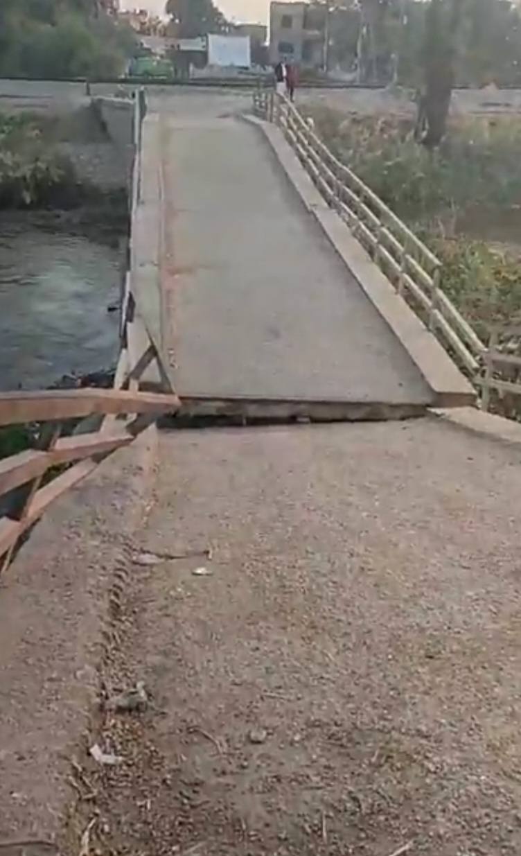 أهالى طما يستغيثون بالمسئولين بعد انهيار كوبرى مشاه بالعتامنه