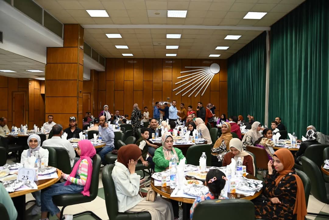رئيس جامعة أسيوط يشارك في إفطار معهد جنوب مصر للأورام تقديرًا لجهود الأطقم الطبية